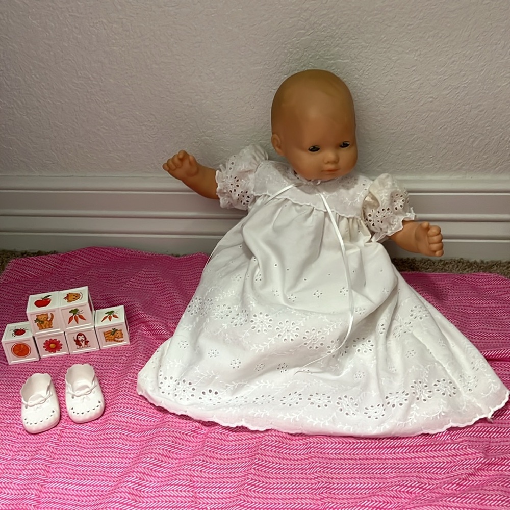 Vintage Itty Bitty Baby Doll with bag.From the mid 1990s, rare.
